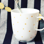 Tasse mit goldenen Punkten