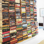 Schwebende Bücherwand