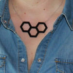 Geometrischer Schmuck aus Schrumpffolie